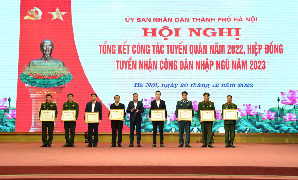 Phó Chủ tịch Thường trực UBND TP Hà Nội Lê Hồng Sơn trao thưởng cho các tập thể tiêu biểu. Ảnh: Việt An