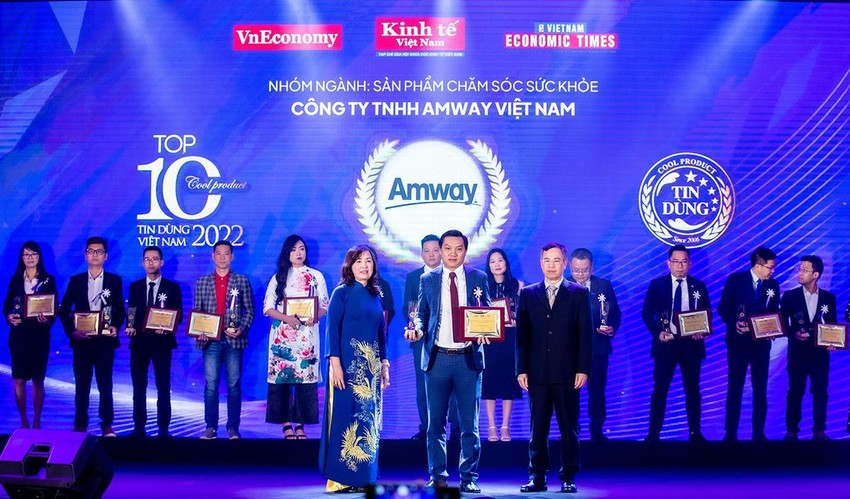 &Ocirc;ng Nguyễn Phương Sơn &ndash; Gi&aacute;m đốc Đối ngoại Amway Việt Nam nhận giải thưởng từ Ban tổ chức