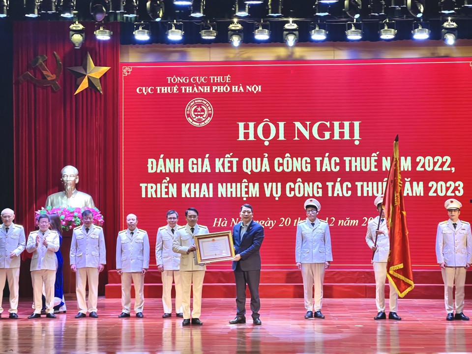 Thứ trưởng Bộ T&agrave;i ch&iacute;nh Cao Anh Tuấn&nbsp;trao tặng Hu&acirc;n chương Độc lập hạng Nh&igrave; của Chủ tịch nước cho Tập thể&nbsp;Cục Thuế TP H&agrave; Nội.