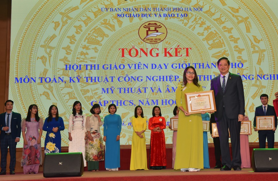 Phó Giám đốc Sở GD&ĐT Phạm Xuân Tiến trao giải cho các giáo viên đạt giải cao tại Hội thi