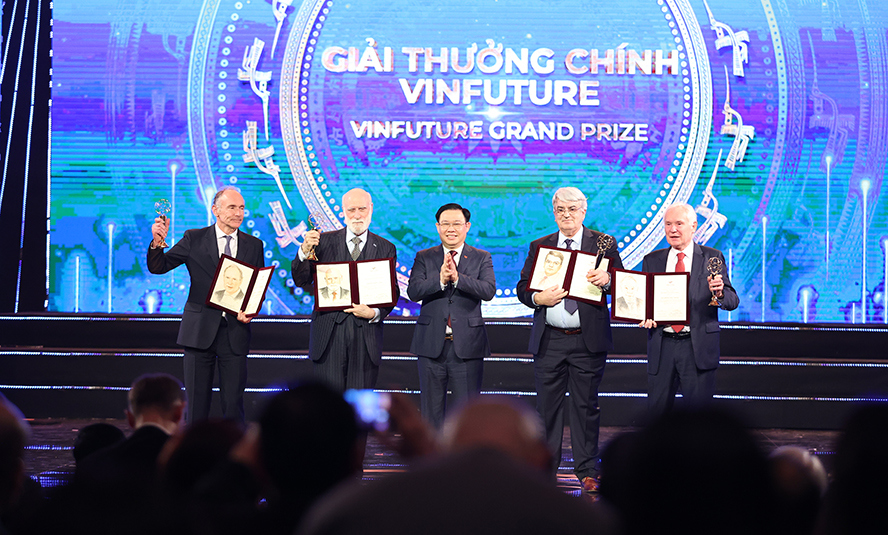 Chủ tịch Quốc hội Vương Đ&igrave;nh Huệ trao giải thưởng ch&iacute;nh (VinFuture Grand Prize) trị gi&aacute; 3 triệu USD cho c&aacute;c nh&agrave; khoa học.