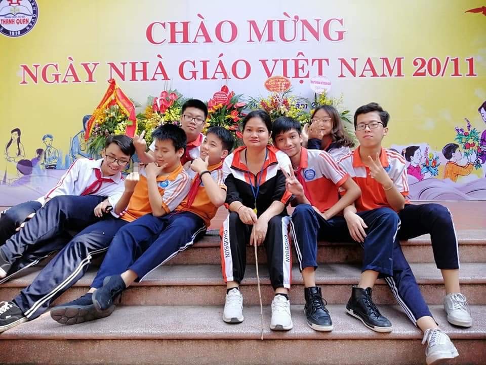 C&ocirc; Phạm Thị Th&ugrave;y Trang chụp ảnh kỷ niệm c&ugrave;ng học sinh&nbsp;trường THCS Thanh Quan (Ho&agrave;n Kiếm).