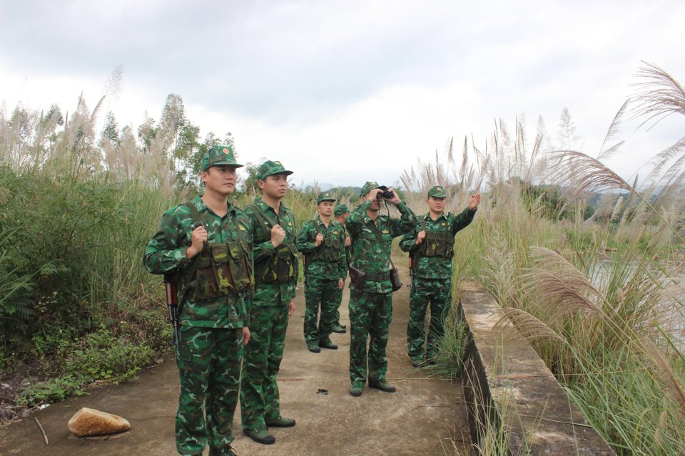 Cán bộ, chiến sĩ Đồn Biên phòng Cửa khẩu Hoành Mô (huyện Bình Liêu, tỉnh Quảng Ninh) tuần tra bảo vệ biên giới.