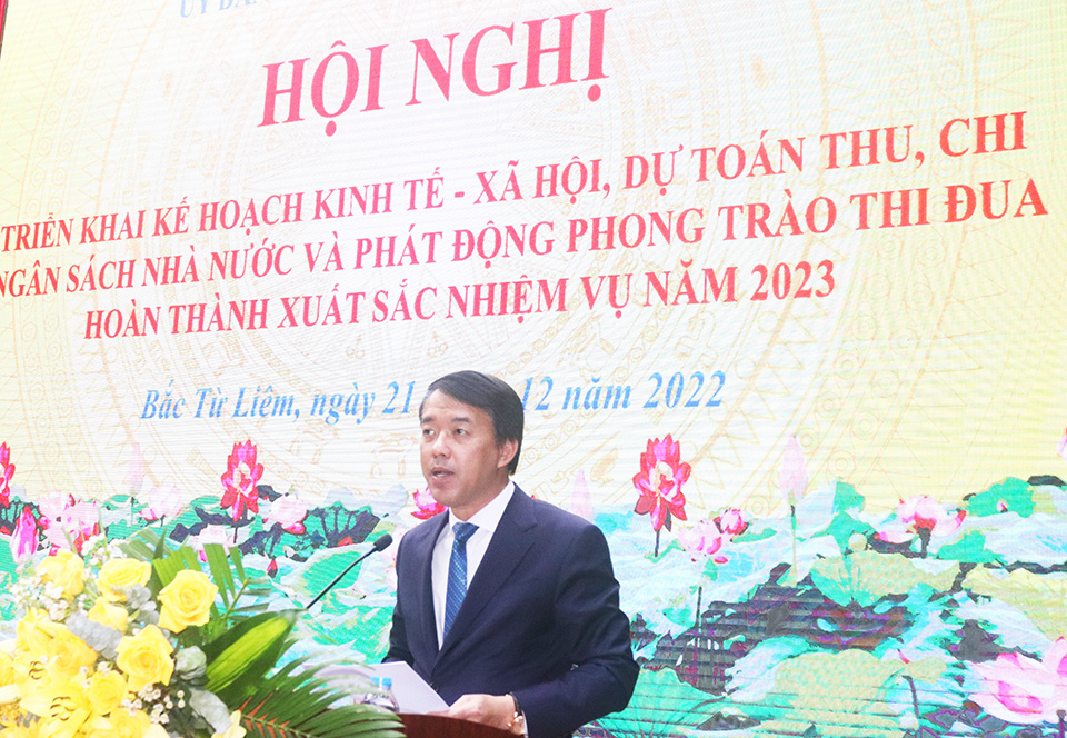 Chủ tịch UBND quận Bắc Từ Li&ecirc;m Lưu Ngọc H&agrave; phát đ&ocirc;̣ng phong trào thi năm 2023.