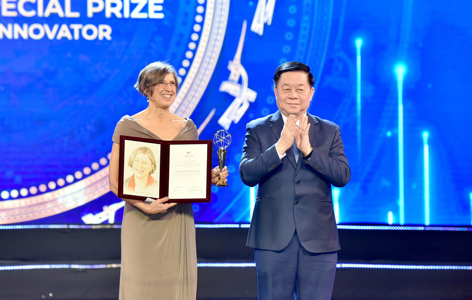 Trưởng Ban Tuy&ecirc;n gi&aacute;o Trung ương Nguyễn Trọng Nghĩa trao giải thưởng cho GS. Pamela Christine Ronald