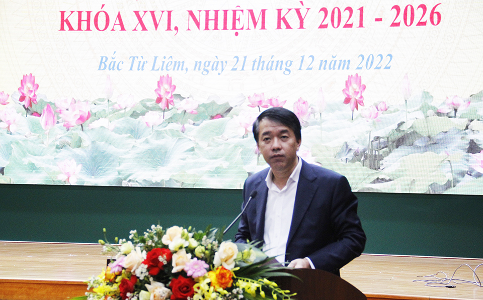 Chủ tịch UBND quận Bắc Từ Li&ecirc;m Lưu Ngọc H&agrave; ghi nhận, tiếp thu &yacute; kiến của cử tri.&nbsp;