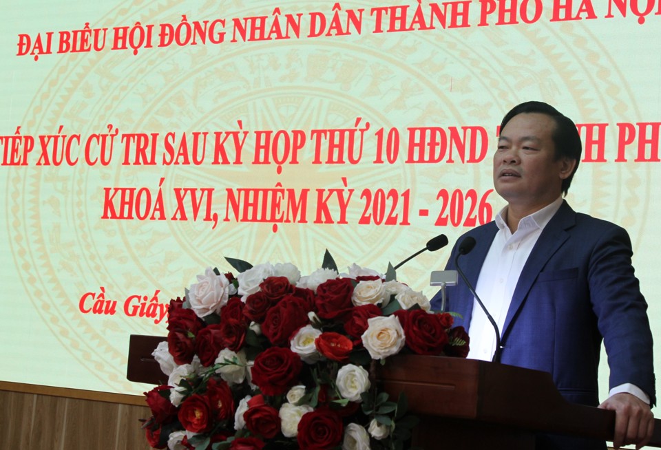 Chủ tịch UBND quận Cầu Giấy B&ugrave;i Tuấn Anh trả lời trực tiếp một số kiến nghị của cử tri.