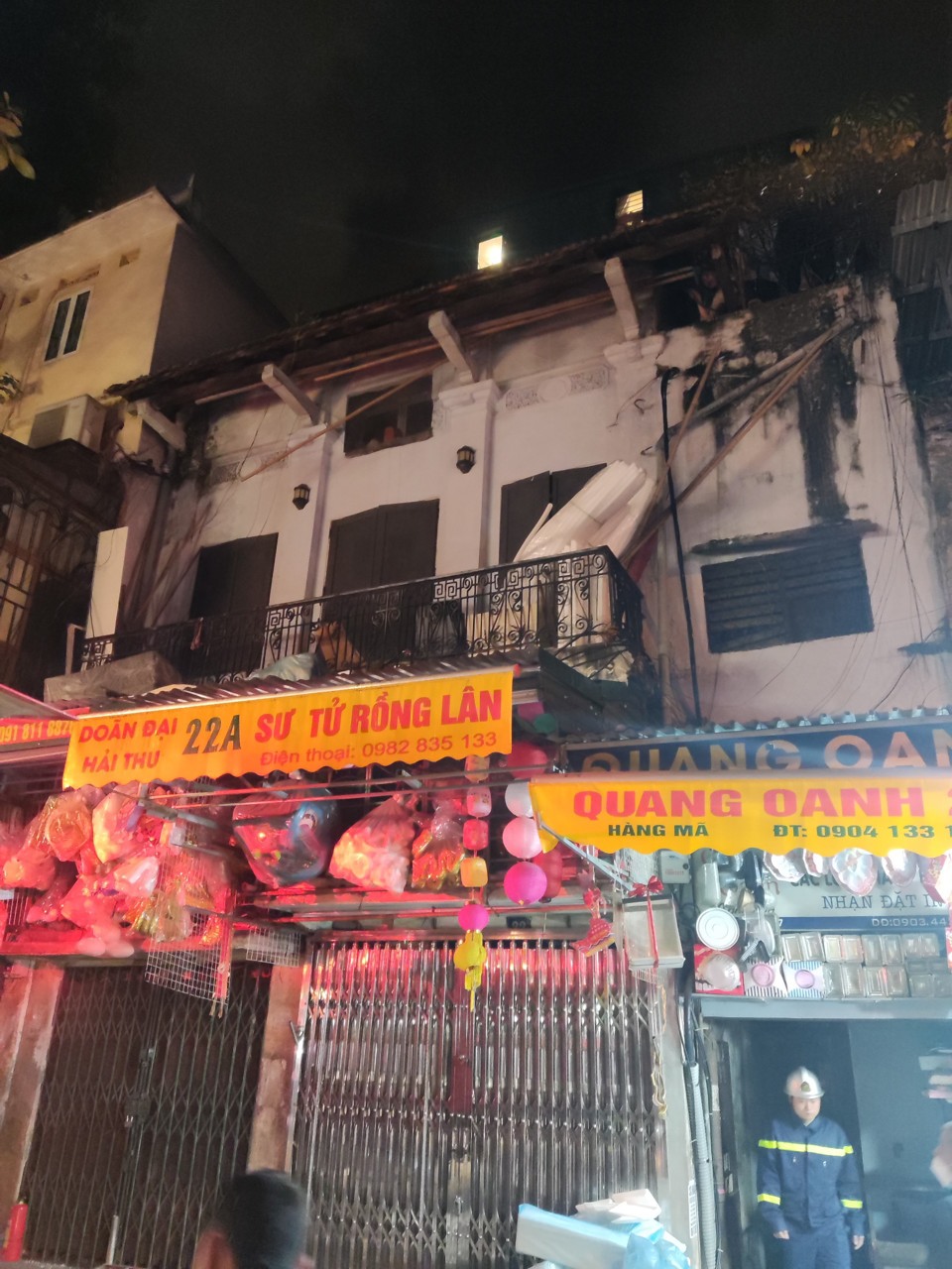 Hà Nội: Cháy dữ dội ở ngôi nhà trên phố Hàng Mã  - Ảnh 3