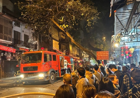 Hà Nội: Cháy dữ dội ở ngôi nhà trên phố Hàng Mã  - Ảnh 1
