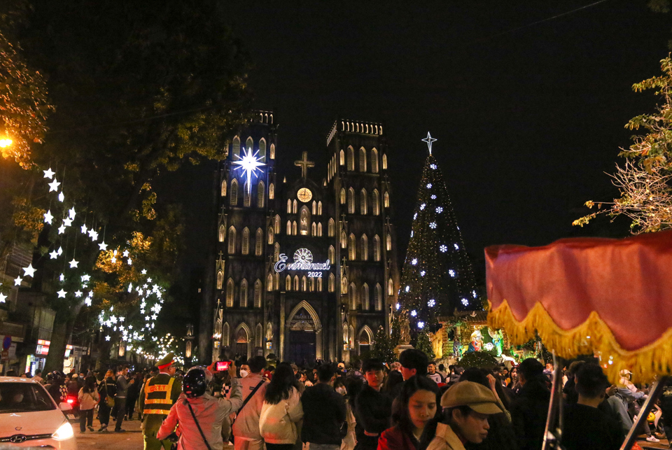 Mùa Giáng sinh đang đến gần, Hà Nội trang hoàng rực rỡ với những đèn lấp lánh và cây thông lung linh trên phố. Hãy xem ảnh Giáng sinh Hà Nội để cảm nhận được không khí ấm áp và lãng mạn này.
