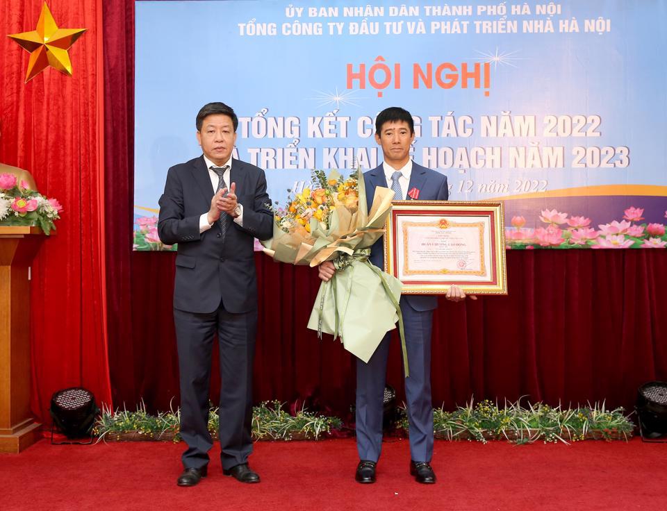 Phó Chủ tịch UBND TP Dương Đức Tuấn trao Huân chương Lao động hạng Ba cho ông Nguyễn Đức Thắng - Phó Tổng giám đốc HANDICO. Ảnh: Thùy Linh