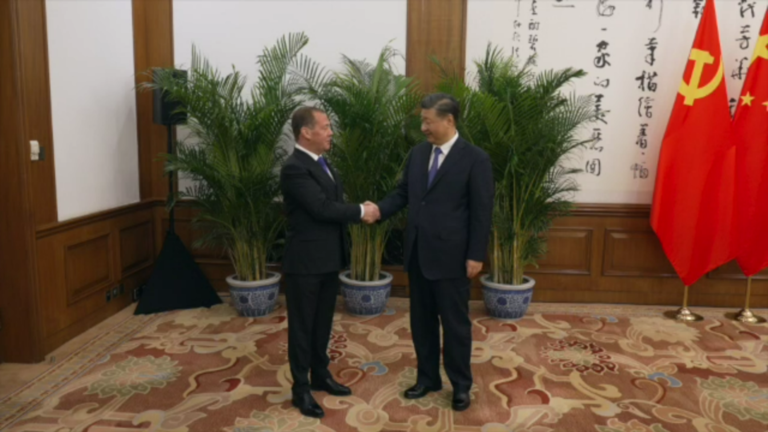 Chủ tịch Trung Quốc Tập Cận B&igrave;nh (phải) tiếp Ph&oacute; Chủ tịch Hội đồng An ninh Nga Dmitry Medvedev tại Bắc Kinh, ng&agrave;y 21.12.2022. Ảnh: Telegram