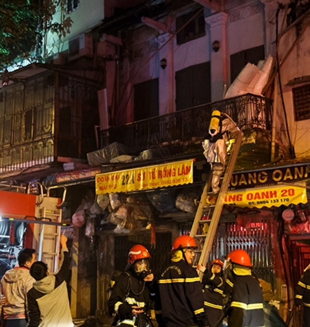 Hà Nội: Cháy dữ dội ở ngôi nhà trên phố Hàng Mã  - Ảnh 2