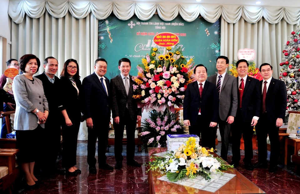 Đo&agrave;n c&ocirc;ng t&aacute;c của quận Ho&agrave;n Kiếm do Ph&oacute; B&iacute; thư Quận ủy, Chủ tịch UBND quận Phạm Tuấn Long dẫn đầu&nbsp; ch&uacute;c mừng Gi&aacute;ng sinh Hội Th&aacute;nh Tin l&agrave;nh Việt Nam (miền Bắc)