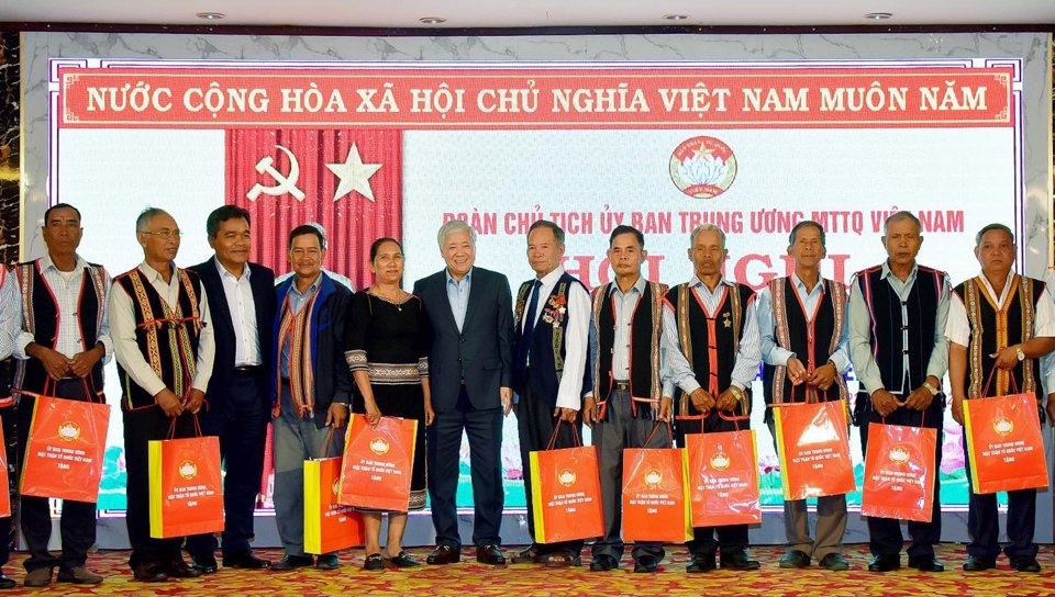 Chủ tịch Ủy ban Trung ương MTTQ Việt Nam Đỗ Văn Chiến tặng qu&agrave; c&aacute;c đại biểu về tham dự hội nghị
