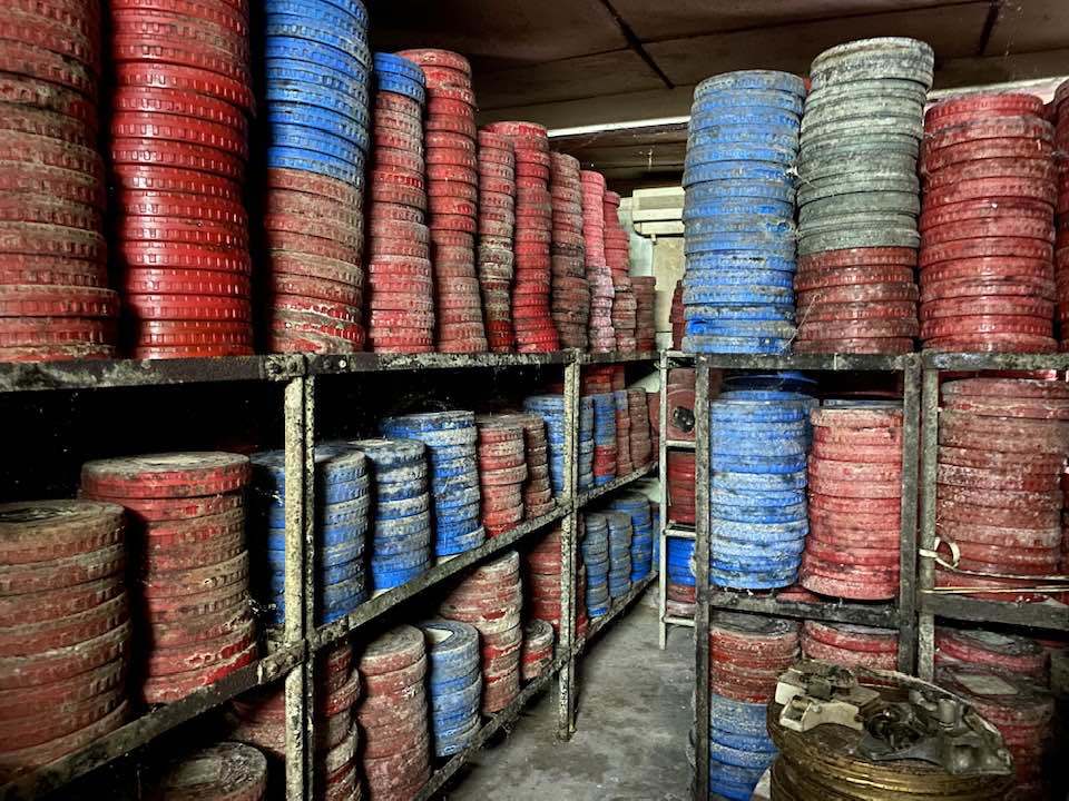 Hơn&nbsp;300 phim lưu trữ tại H&atilde;ng phim truyện Việt Nam mất khả năng sử dụng. ẢNh: FBNV.