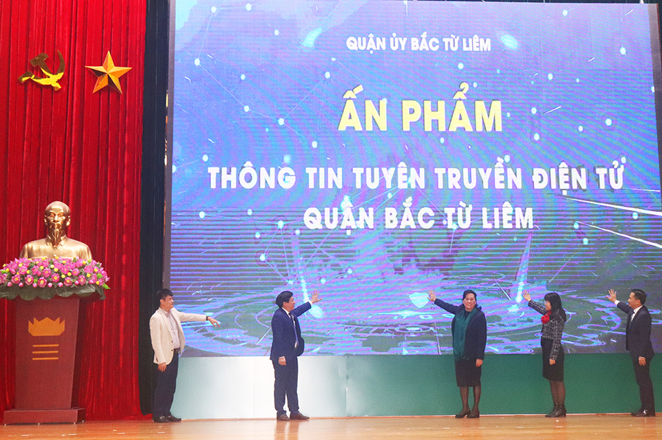 C&aacute;c đại biểu ấn n&uacute;t ra mắt ấn phẩm &ldquo;Th&ocirc;ng tin tuy&ecirc;n truyền điện tử quận Bắc Từ Li&ecirc;m&rdquo; .