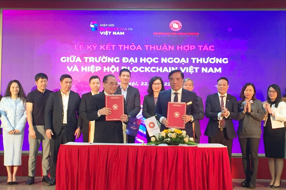 Lễ k&yacute; kết thỏa thuận hợp t&aacute;c giữa Hiệp hội Blockchain Việt Nam v&agrave; Trường Đại học Ngoại thương H&agrave; Nội.