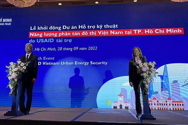 Ph&oacute; chủ tịch UBND TP Hồ Ch&iacute; MinhV&otilde; Văn Hoan v&agrave; Gi&aacute;m đốc Quốc gia USAID Việt Nam Aler Grubbs&nbsp;khởi động dự &aacute;n&nbsp;