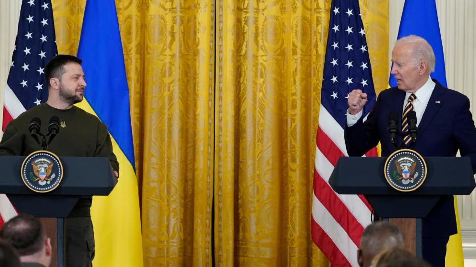 Tổng thống Mỹ Joe Biden (phải) v&agrave; người đồng cấp Ukraine Volodymyr Zelensky tại cuộc họp b&aacute;o chung ở Nh&agrave; Trắng ng&agrave;y 21/12. Ảnh: Getty