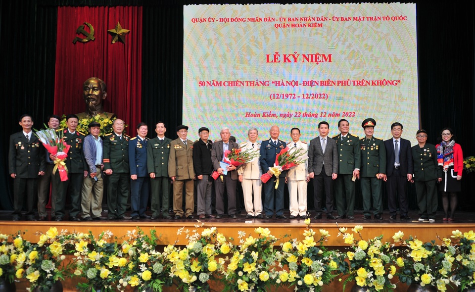 Hoàn Kiếm: Kỷ niệm 50 năm chiến thắng Hà Nội - Điện Biên Phủ trên không - Ảnh 1