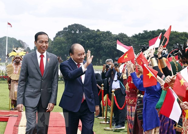 Chủ tịch nước Nguyễn Xu&acirc;n Ph&uacute;c v&agrave; Tổng thống Indonesia Joko Widodo tại lễ đ&oacute;n. (Ảnh: Thống Nhất/TTXVN)