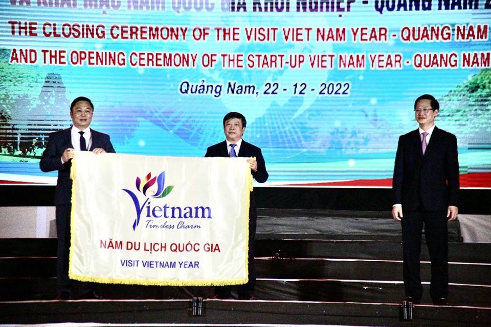 Quảng Nam trao cờ đăng cai tổ chức Năm Du lịch quốc gia 2023 cho B&igrave;nh Thuận.
