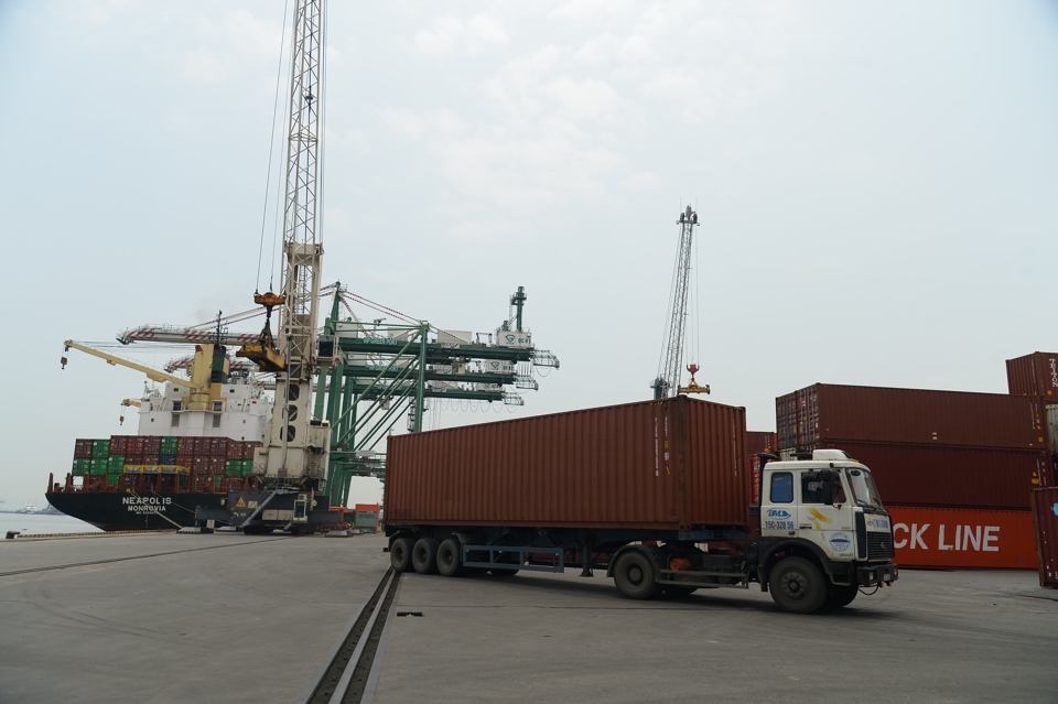 Bốc xếp h&agrave;ng xuất khẩu tại cảng Hải Ph&ograve;ng. Ảnh: C&ocirc;ng H&ugrave;ng
