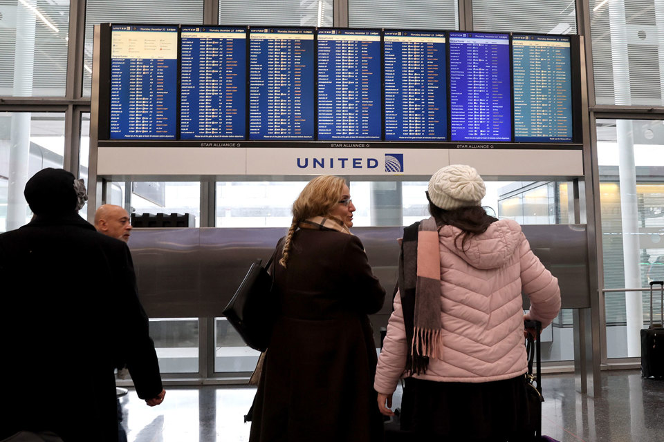 Du khách kiểm tra tình trạng các chuyến bay của họ tại Sân bay Quốc tế O'Hare vào ngày 22 tháng 12 tại Chicago. Ảnh: Getty