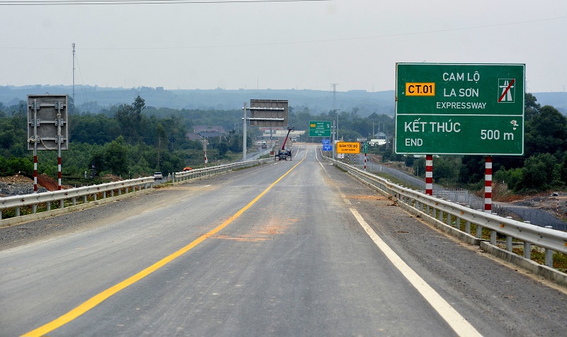Tuyến cao tốc Cam Lộ - La Sơn đã hoàn thành và mở rộng thêm đoạn đường dài 25km, giúp tăng tốc độ lưu thông giao thông và nâng cao trải nghiệm cho người dân. Cùng xem hình ảnh về con đường tuyệt đẹp này.