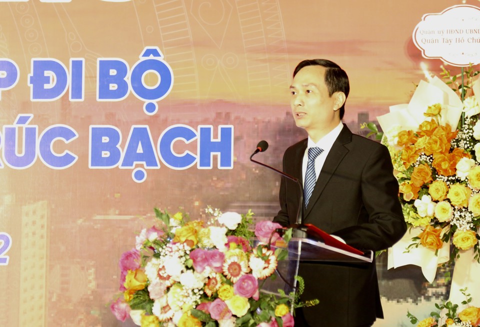 Chủ tịch UBND phường Tr&uacute;c Bạch Nguyễn D&acirc;n Huy ph&aacute;t biểu tại buổi lễ khai trương.&nbsp;