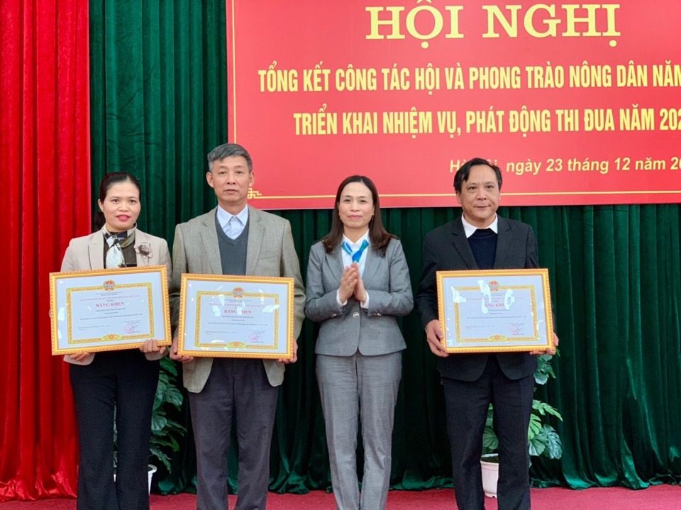 Đại diện T.Ư Hội N&ocirc;ng d&acirc;n Việt Nam trao tặng Bằng khen cho 3 tập thể.