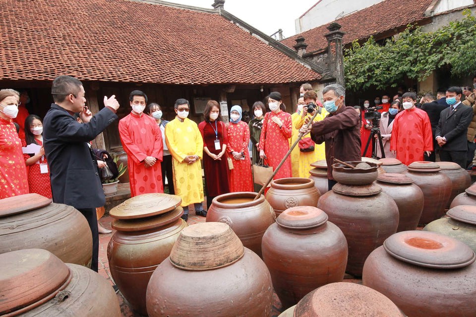 Khách quốc tế tham quan làng cổ Đường Lâm, Sơn Tây. Ảnh: Chí Cường