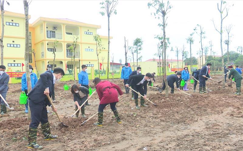 C&aacute;n bộ, người d&acirc;n huyện Đ&ocirc;ng Anh tham gia Tết trồng c&acirc;y Xu&acirc;n Nh&acirc;m Dần 2022. Ảnh: Do&atilde;n Th&agrave;nh