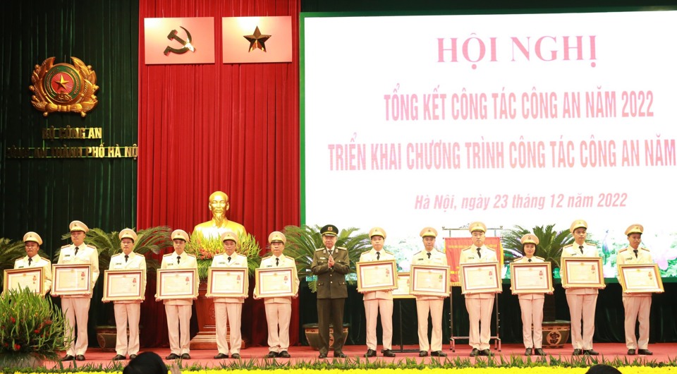 Bộ trưởng Bộ C&ocirc;ng an T&ocirc; L&acirc;m trao Hu&acirc;n chương Chiến c&ocirc;ng c&aacute;c hạng cho c&aacute;c tập thể, c&aacute; nh&acirc;n của C&ocirc;ng an TP H&agrave; Nội