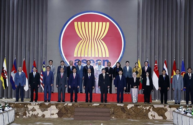 Chủ tịch nước Nguyễn Xu&acirc;n Ph&uacute;c với Tổng Thư k&yacute; ASEAN Lim Jock Hoi v&agrave; Đại sứ, Đại biện Ph&aacute;i đo&agrave;n c&aacute;c nước ASEAN tại Jakarta.