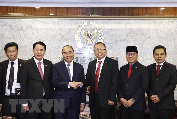 Chủ tịch nước Nguyễn Xu&acirc;n Ph&uacute;c hội kiến quyền Chủ tịch Lưỡng viện Indonesia Asrul Sani.