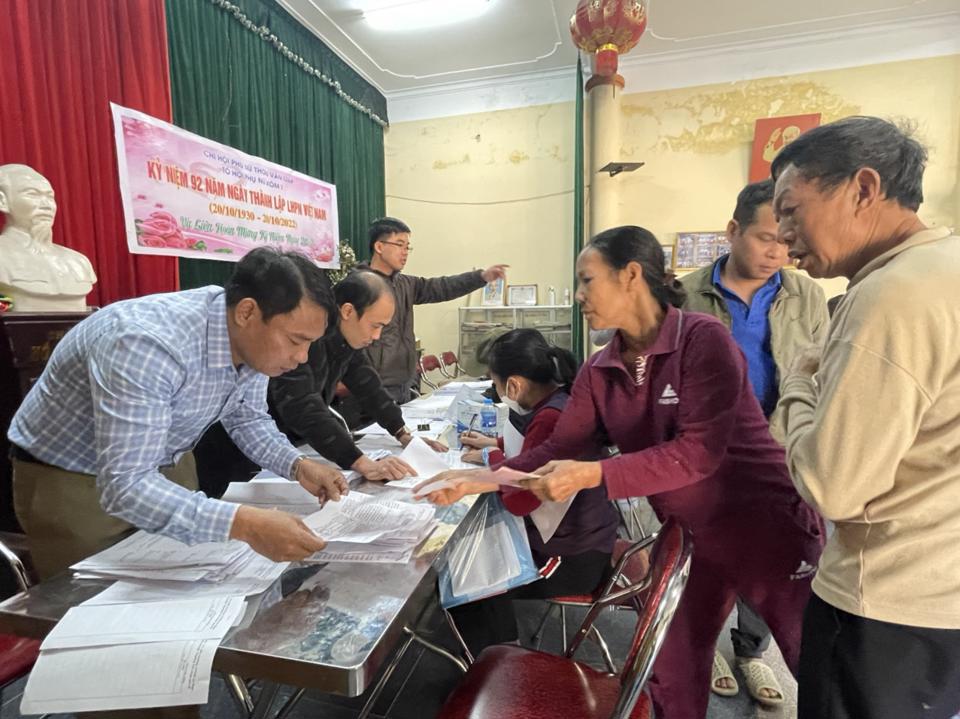 Việc hoàn thiện hồ sơ chi trả tiền cho người dân thôn Văn Giáp được thực hiện nhanh gọn. Ảnh: Nguyễn Trường