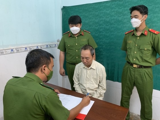 Công an TP Hồ Chí Minh lấy lời khai đối tượng Cường trong vụ đường dây sản xuất thuốc chữa bệnh giả quy mô lớn tại quận 8. Ảnh: Báo Sài Gòn giải phóng