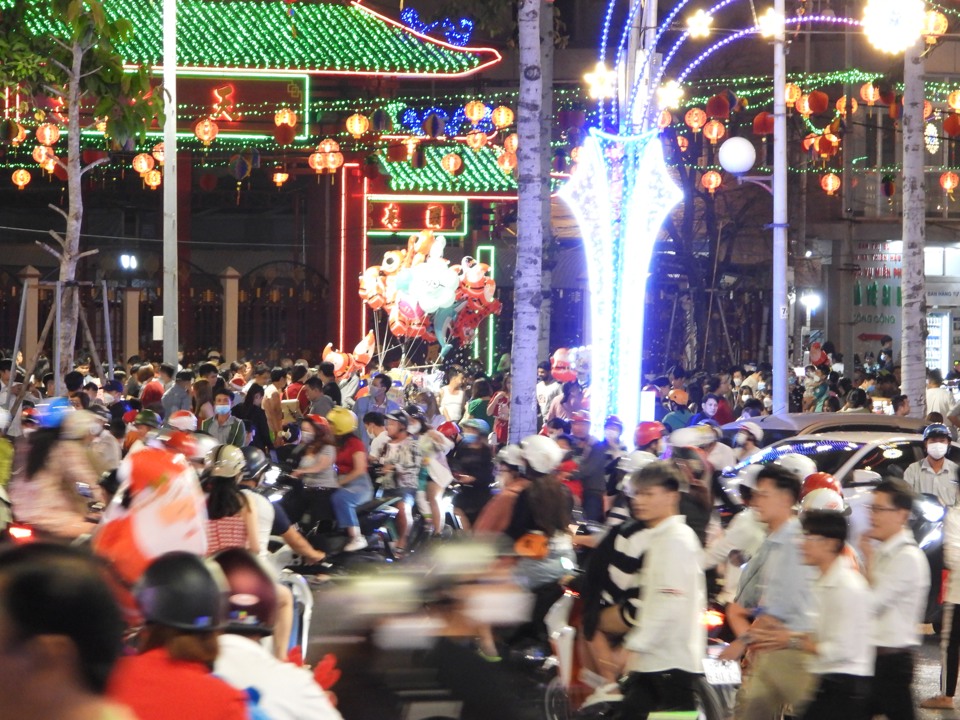 Người dân nhộn nhịp đi chơi Noel, nhiều tuyến đường TP Thủ Dầu Một ùn tắc - Ảnh 1