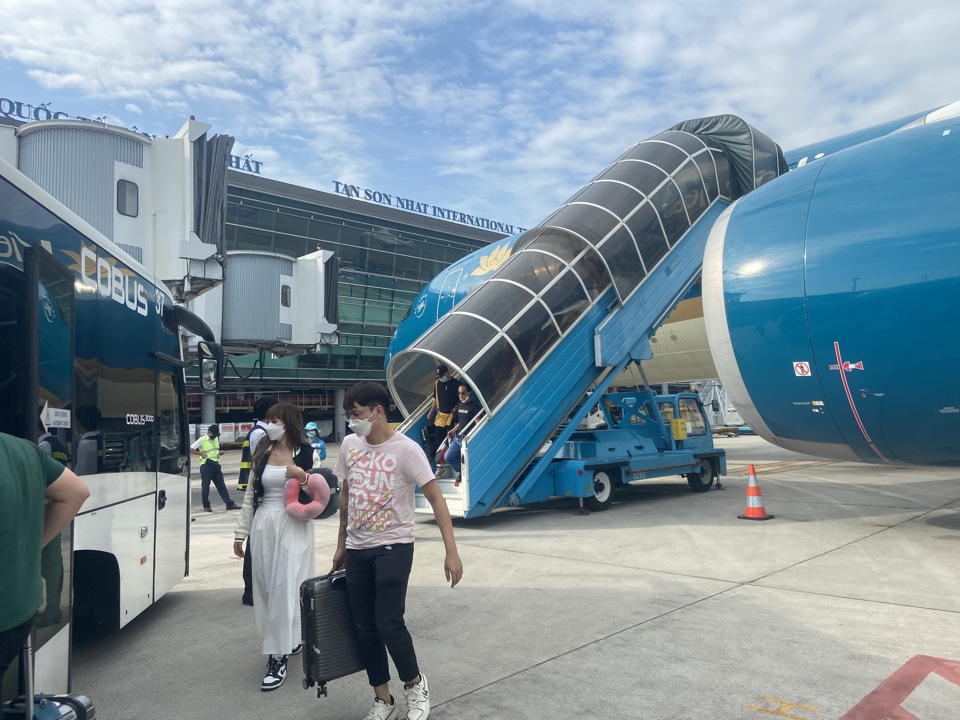 Hành khách xuống máy bay tại sân bay Quốc tế Tân Sơn Nhất. Ảnh: Công Hùng