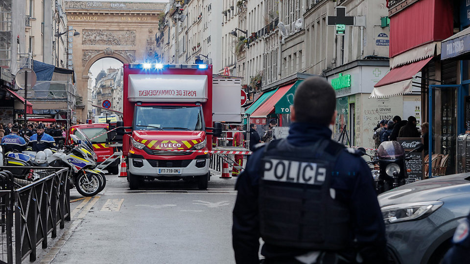 Cảnh s&aacute;t v&agrave; lực lượng cứu hộ tại hiện trường vụ xả s&uacute;ng ở trung t&acirc;m Paris. Ảnh: AP