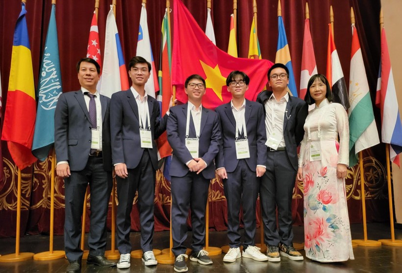 Thầy cô lãnh đội và học sinh Đoàn Việt Nam tại Olympic Sinh học quốc tế 2022