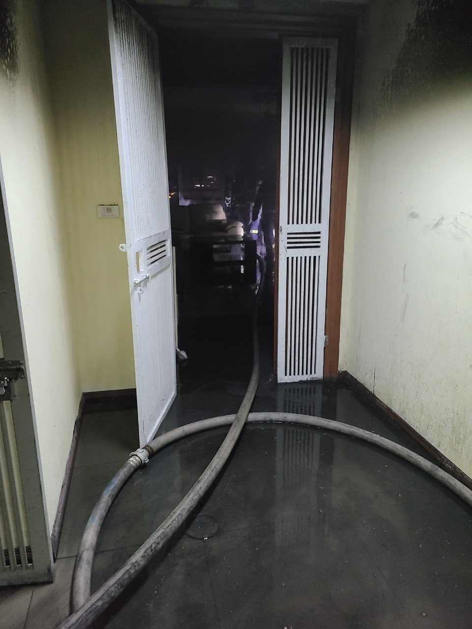 Hà Nội: Cháy chung cư ở La Khê, 11 người được cứu thoát - Ảnh 2