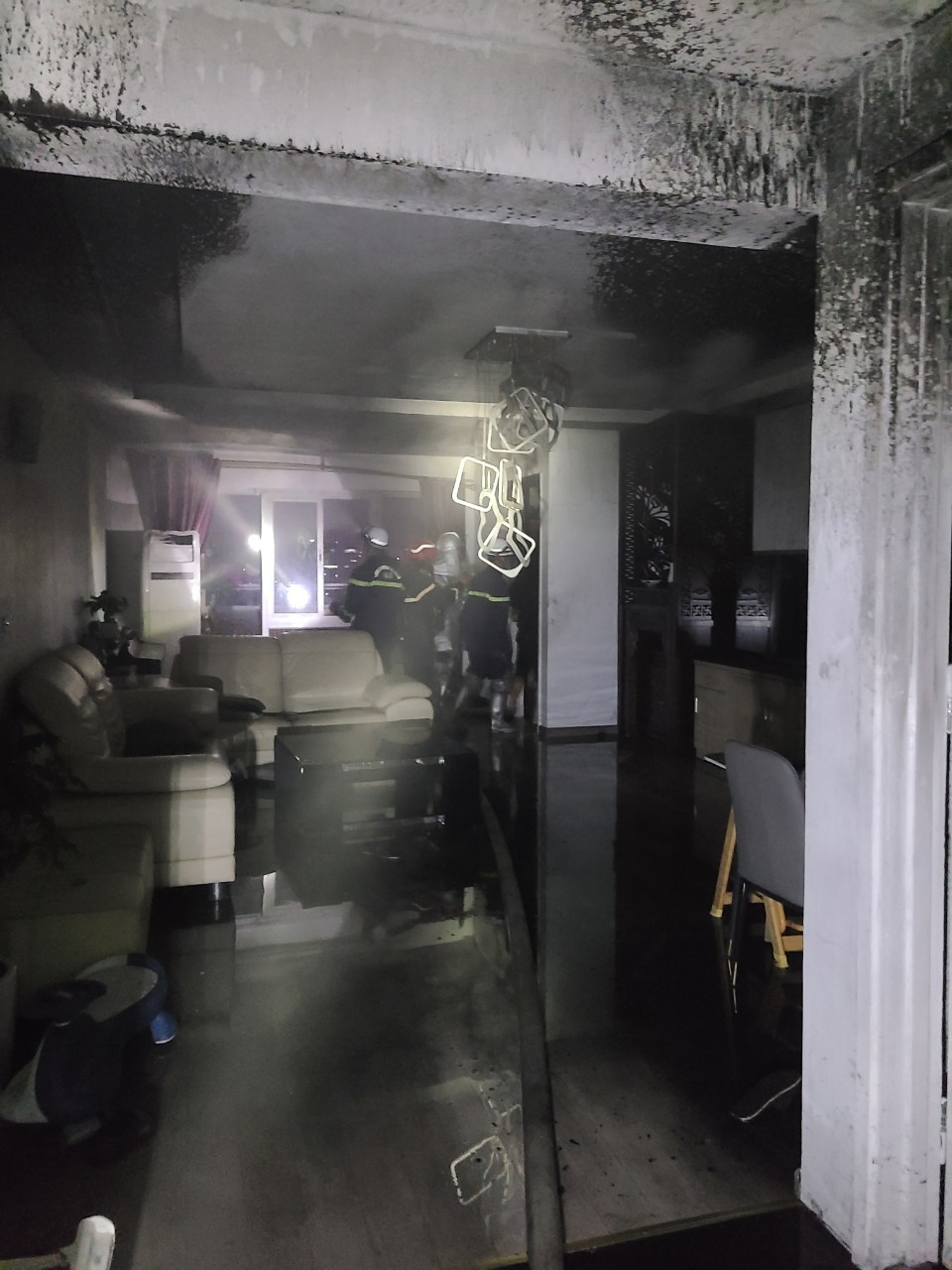 Cảnh s&aacute;t dập lửa trong căn hộ.