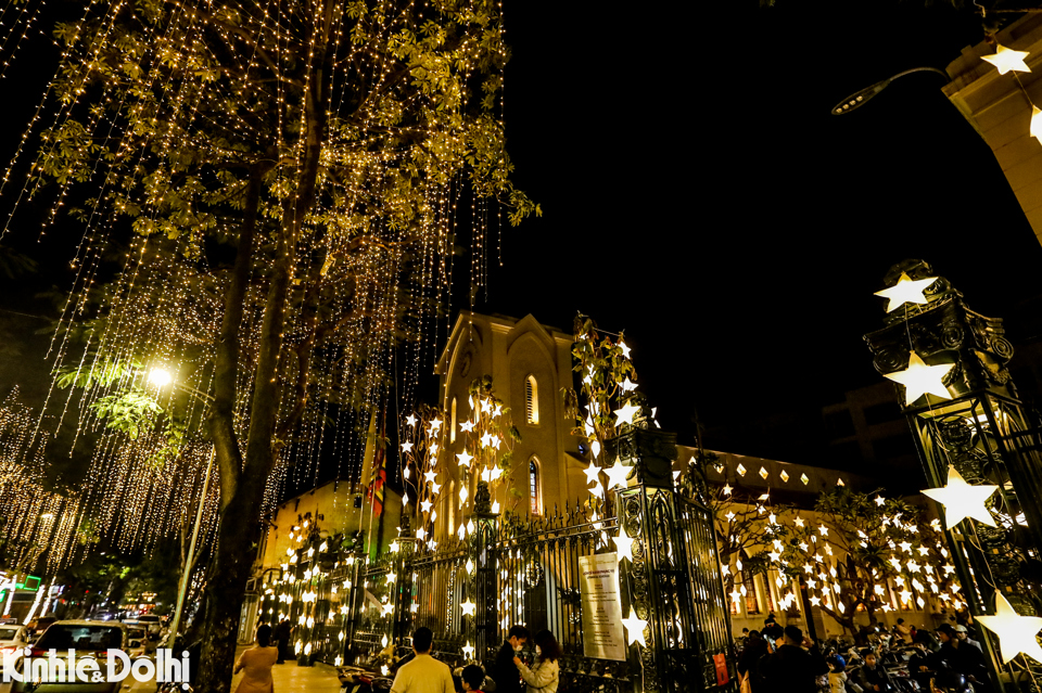 Nhà thờ Lớn Hà Nội lung linh về đêm dịp Giáng sinh 2022 - Ảnh 4