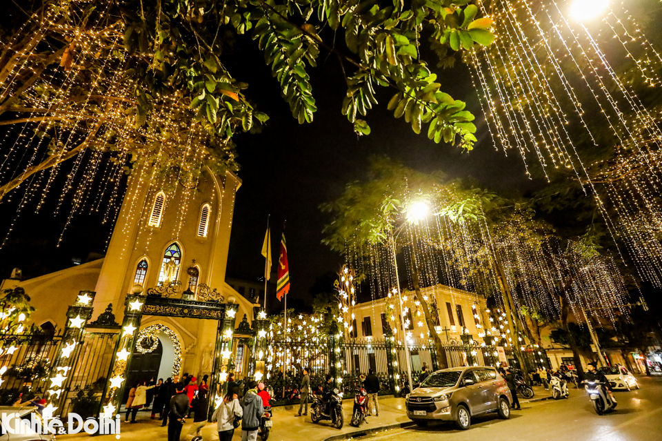 Nhà thờ Lớn Hà Nội lung linh về đêm dịp Giáng sinh 2022 - Ảnh 5