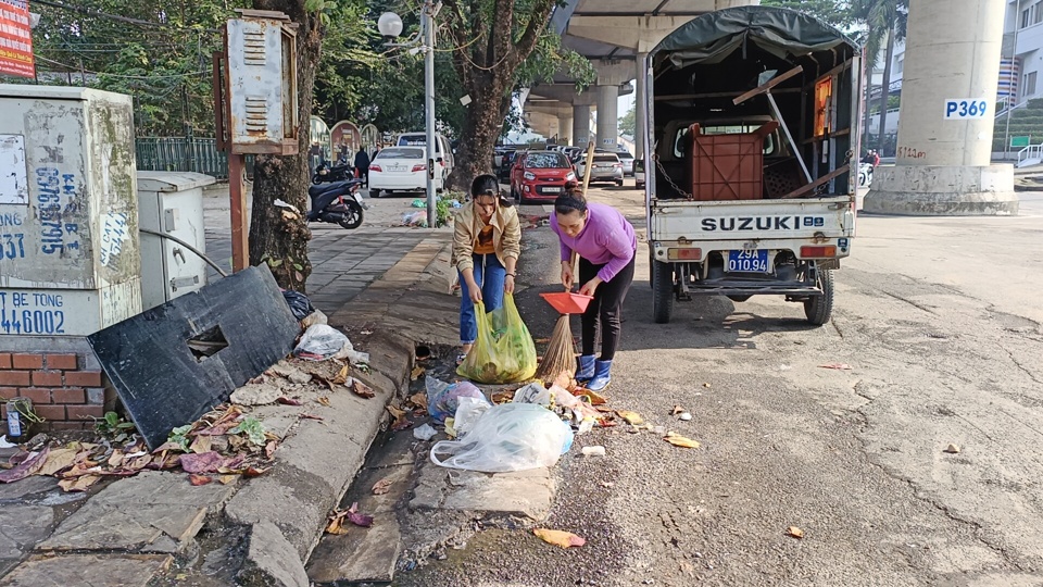 Người d&acirc;n tổ chức dọn dẹp vệ sinh m&ocirc;i trường.