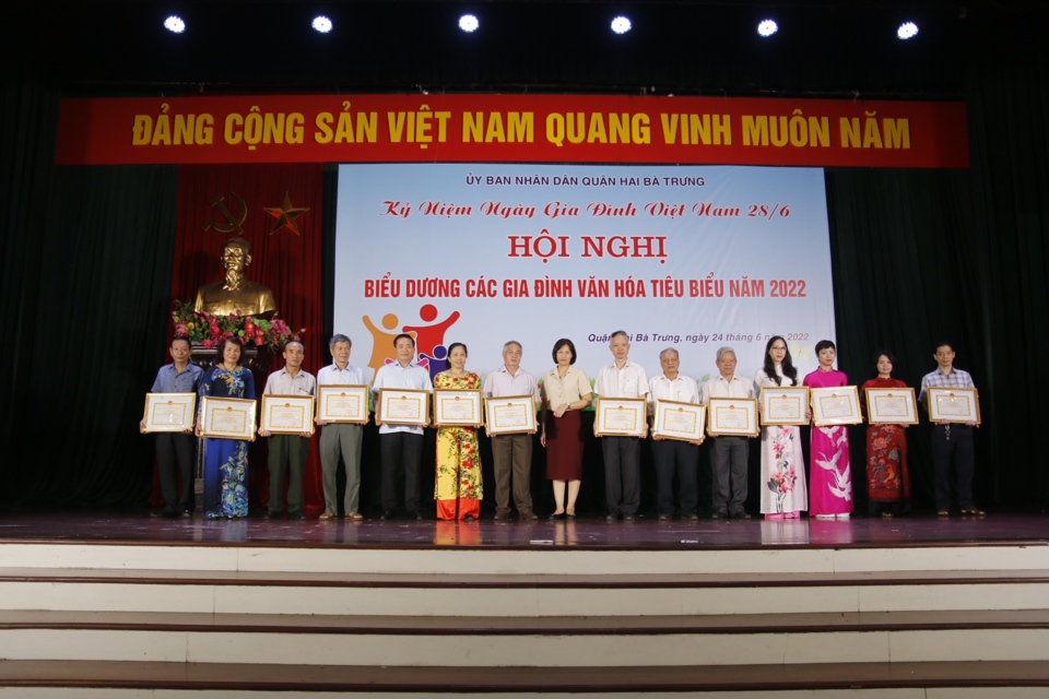 Phó Chủ tịch UBND quận Hai Bà Trưng Nguyễn Thị Thu Hiền trao Giấy khen của UBND quận cho các gia đình văn hóa tiêu biểu 2022. Ảnh: Thùy Linh