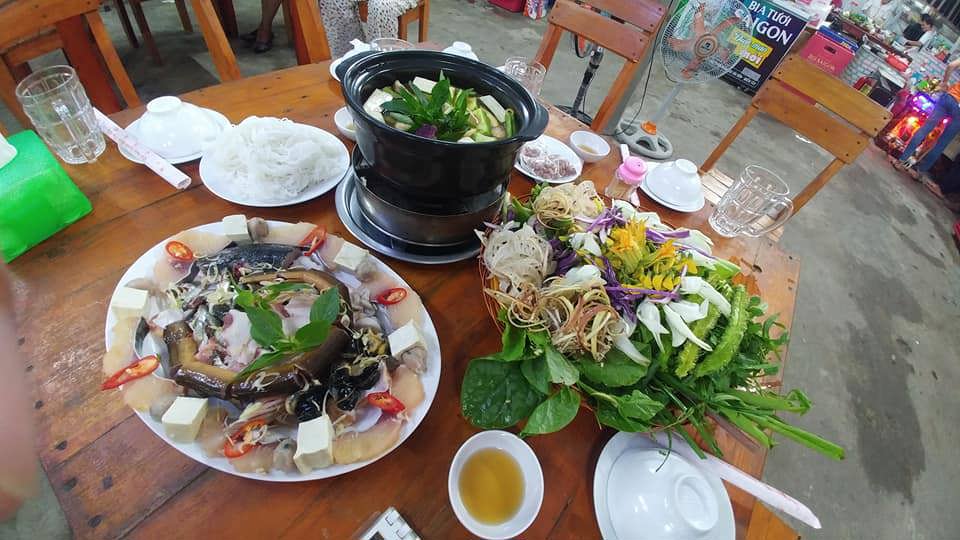 Một biến tấu của Lẩu mắm U Minh ở địa phương kh&aacute;c, khi rau rừng U Minh được thay thế bằng loại rau kh&aacute;c sẵn c&oacute;.